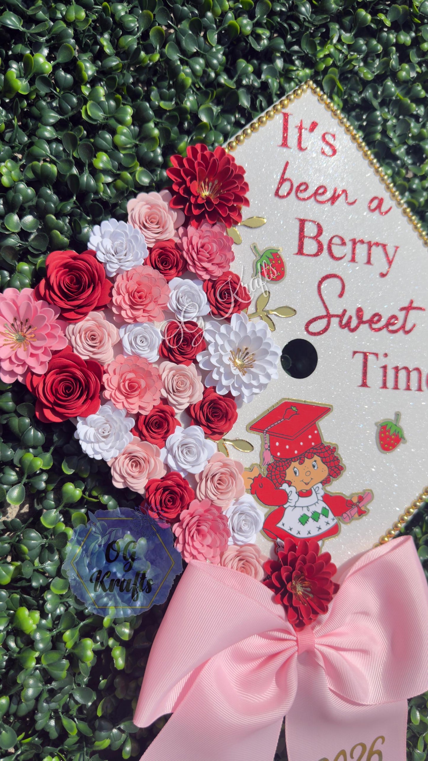 Strawberry Graduation Cap Topper Personalized Grad Cap Girly viral Grad Cap Class of 2026 Graduation Topper Fresita Cap Topper Cute Grad Cap