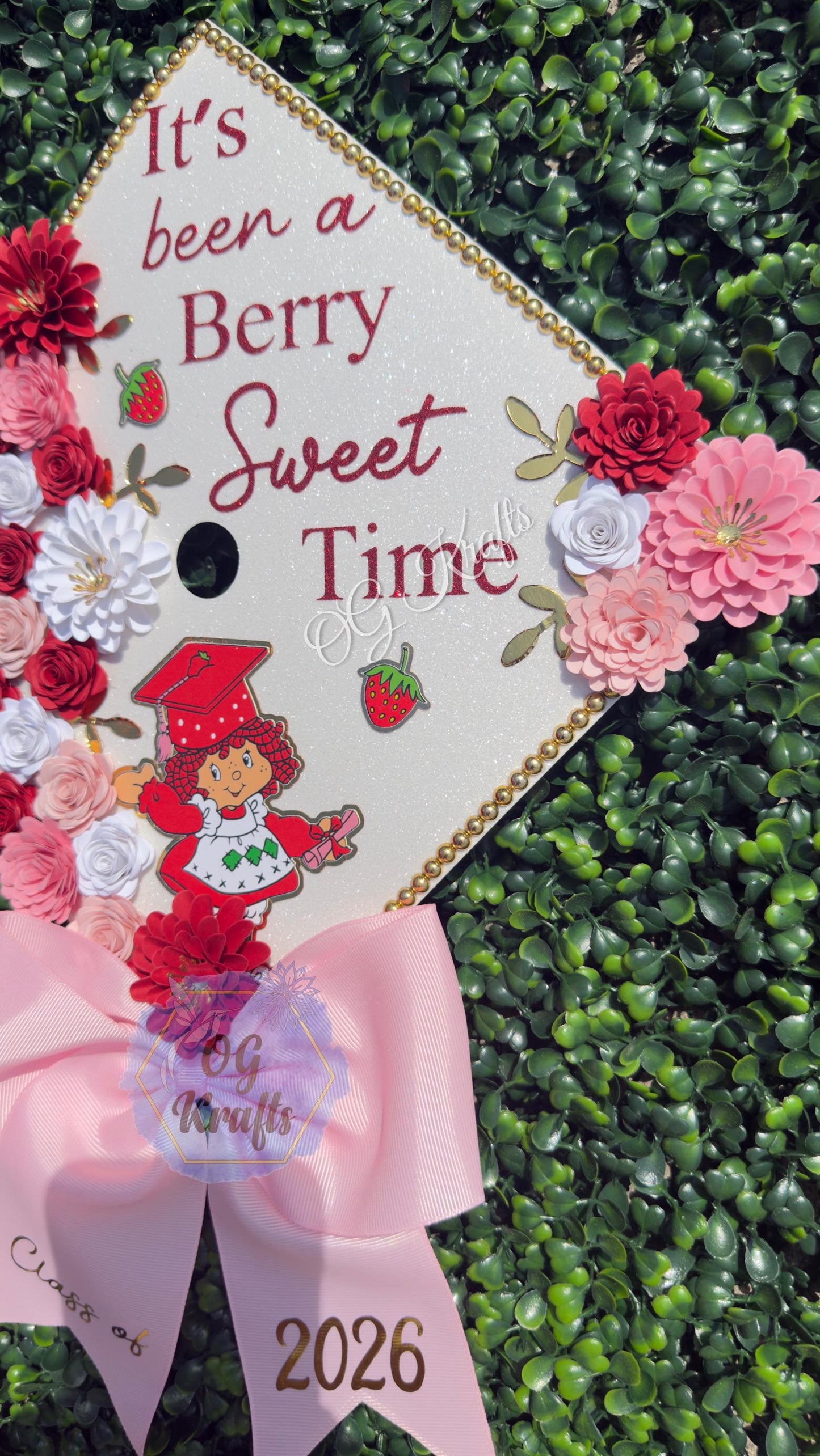 Strawberry Graduation Cap Topper Personalized Grad Cap Girly viral Grad Cap Class of 2026 Graduation Topper Fresita Cap Topper Cute Grad Cap